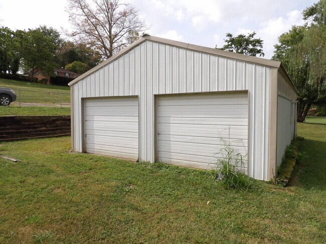 Building Photo - 102 Cedar Dr