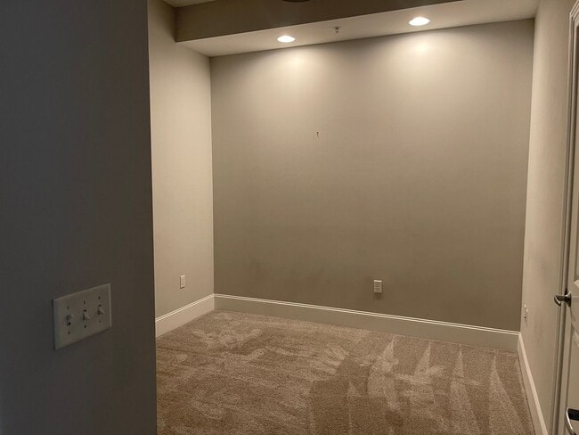 Building Photo - Your Dream Downtown Condo Awaits!