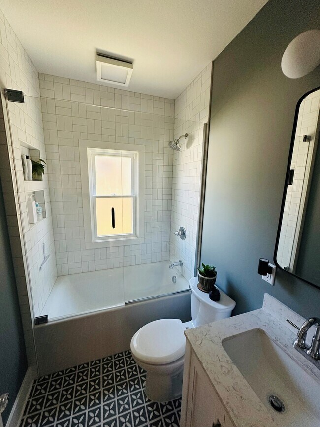 Building Photo - 1625 Wealthy St SE