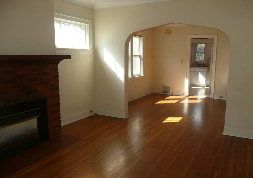 Building Photo - 1307 N 20th Ave E