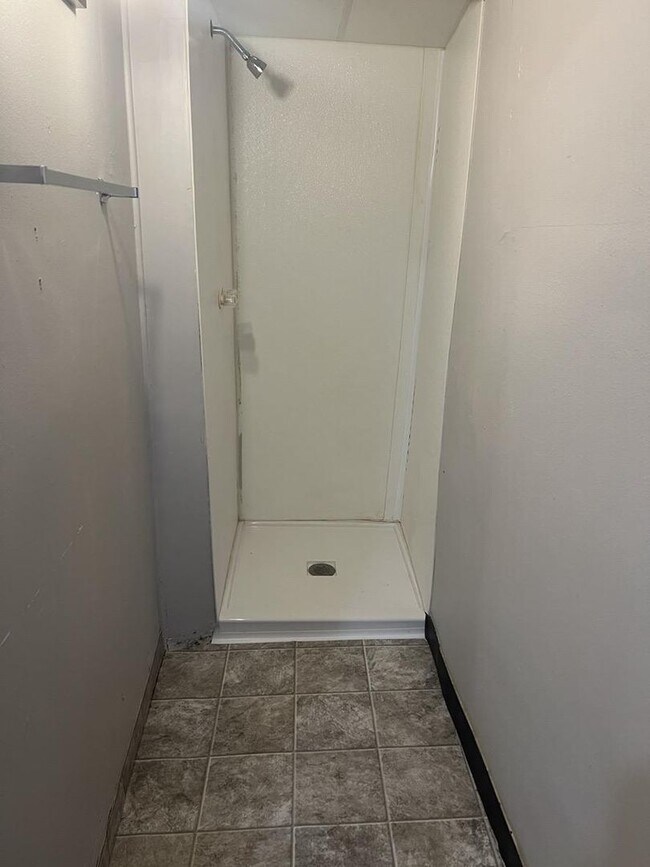 Building Photo - 605 S Spring Ave