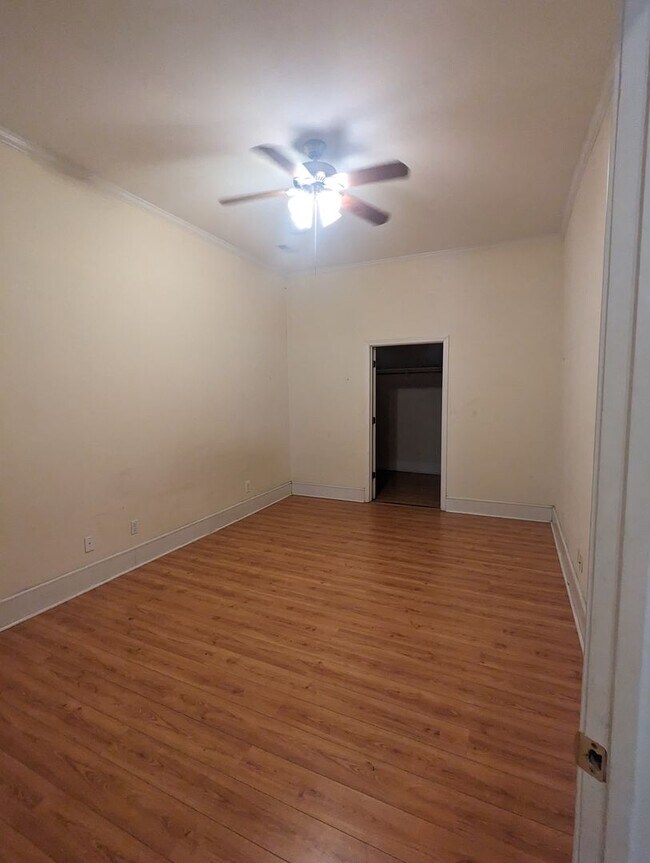 Building Photo - Huge 2+ Bedroom/ 2 Bath Upstairs Apartment