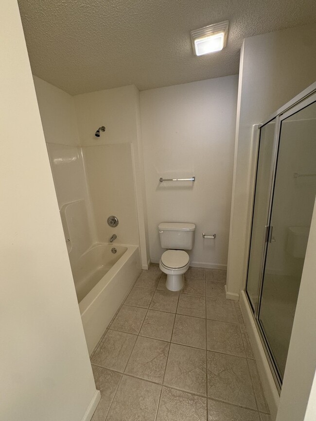 Building Photo - Move In READY! 2 bed 2 Bath with Garage! C...