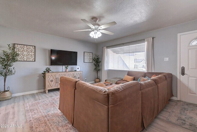 Building Photo - 1027 W 19th St