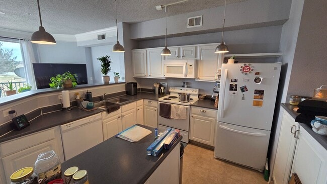 Building Photo - Lovely Two Bedroom Condo with Fire Place, W/D, garage, and tons of community extras! (Concord)