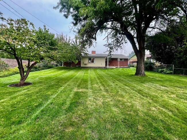 Building Photo - Fully Furnished home- perfect for traveling medical professionals!