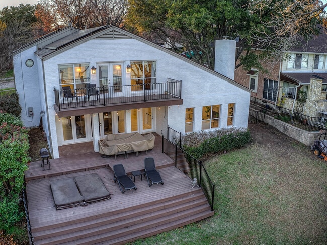 Building Photo - 8402 Columbia Dr