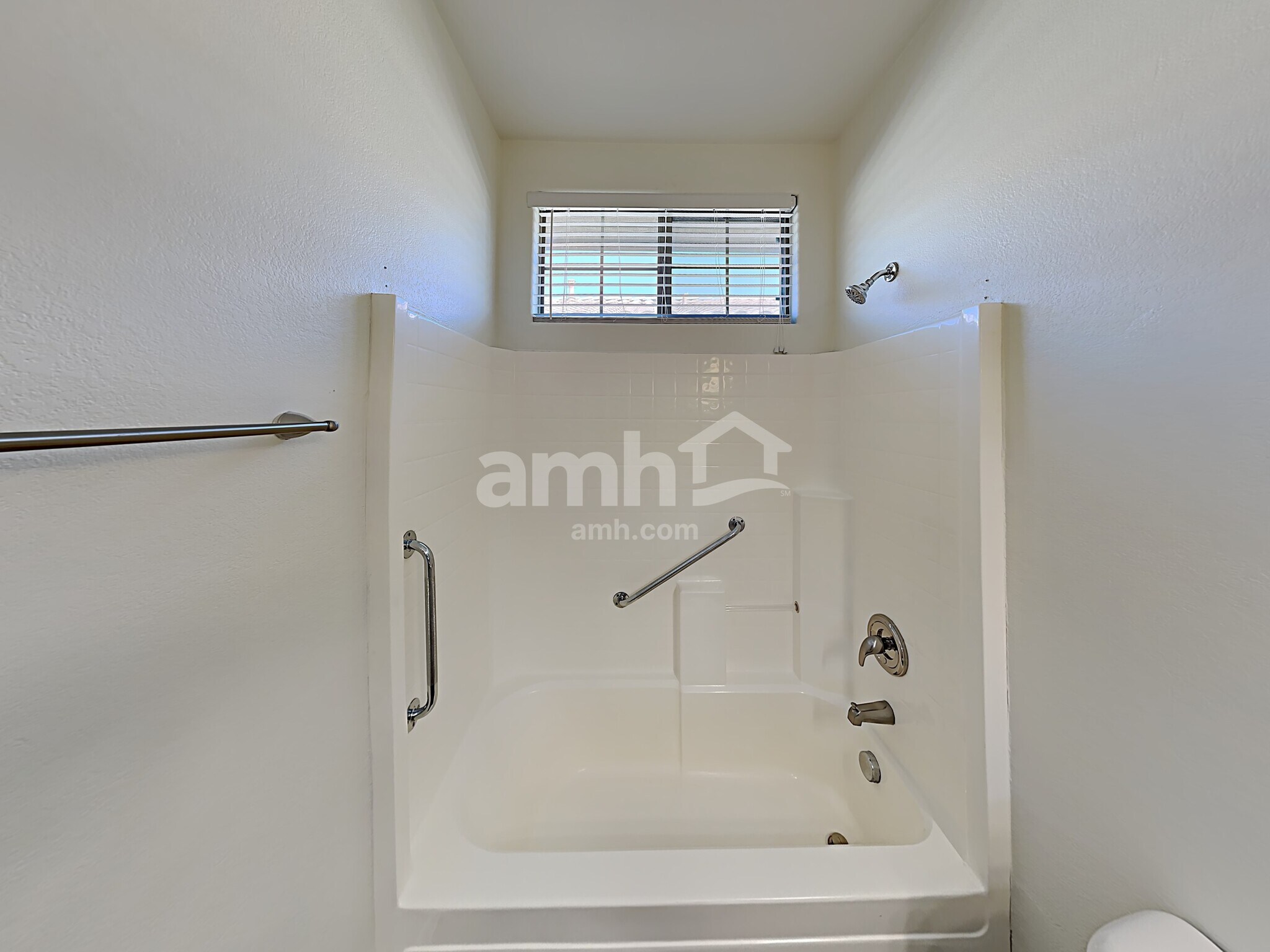 Building Photo - 3413 E Flower St