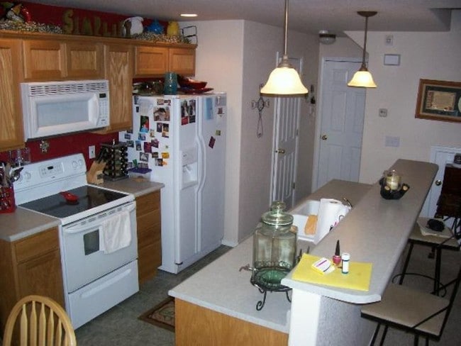 Building Photo - Townhome