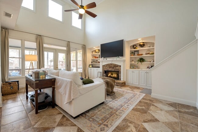Building Photo - 403 Dogwood Way