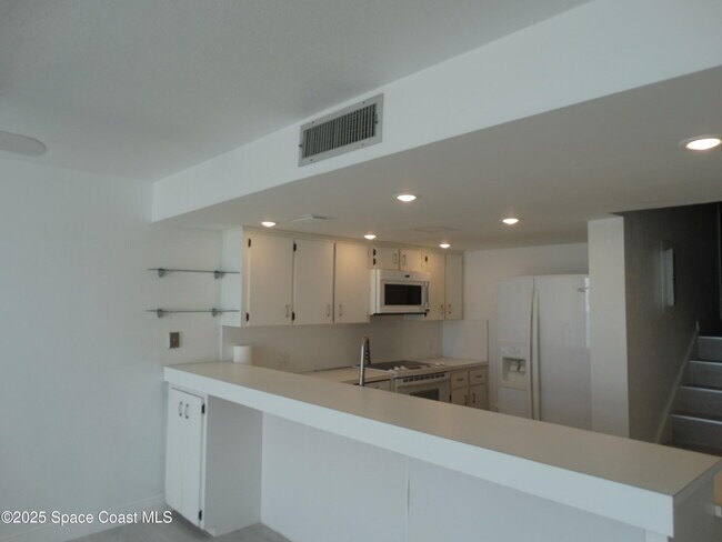 Building Photo - 5050 Ocean Beach Blvd