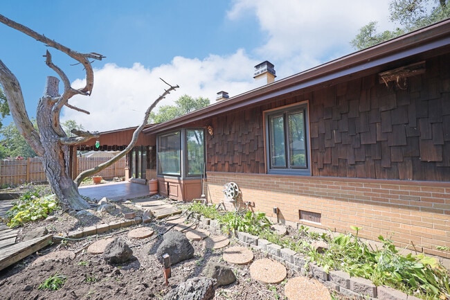 Building Photo - 661 Sycamore Dr