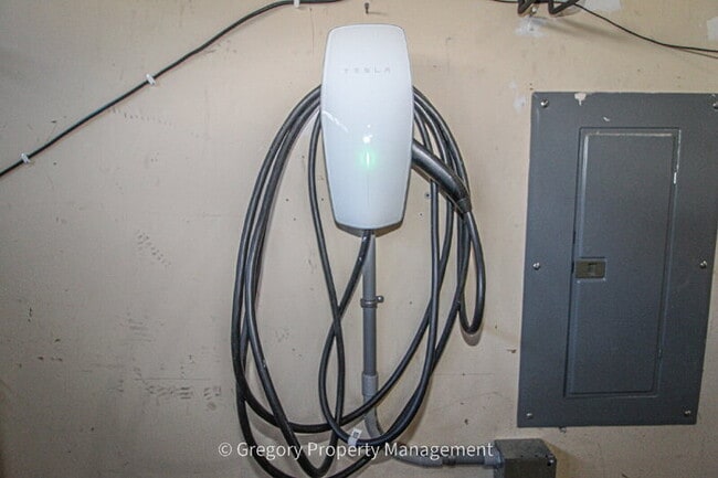 Building Photo - Beautiful and Modern Two-Story Home in Great Millcreek Location! 3 Bedrooms, 2.5 Bathrooms, Spaci...