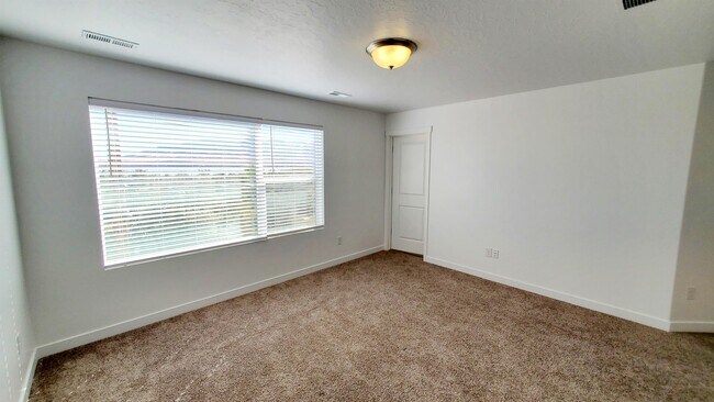 Building Photo - 1043 E Batten Ct