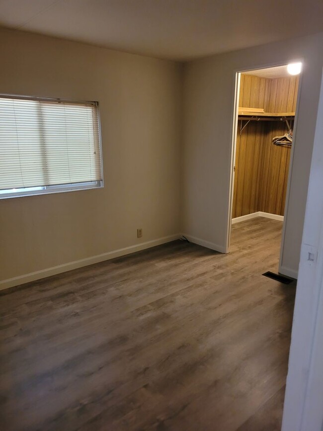 Building Photo - 2 bedroom 1` bath