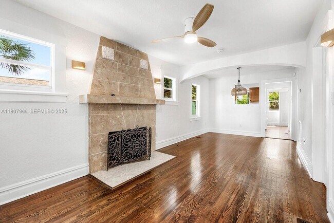 Building Photo - 416 S L St