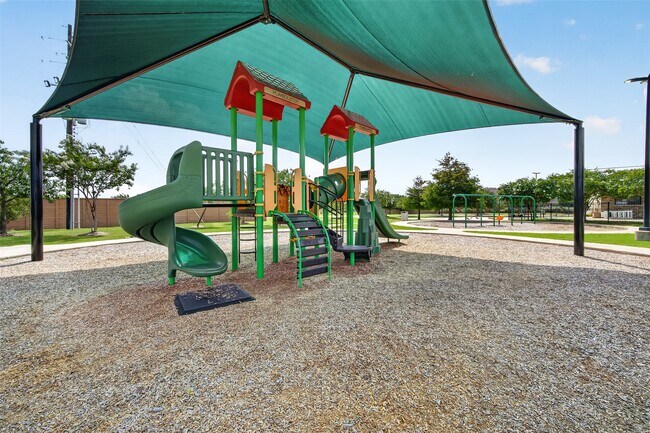 Building Photo - 24603 Royal Pike Dr