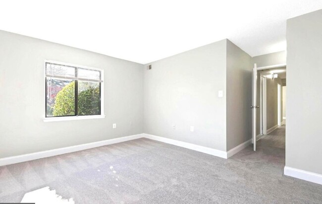 Building Photo - Renovated Herndon Condo