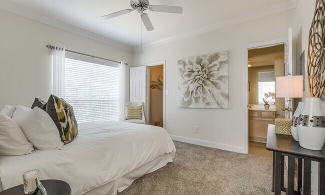 Building Photo - Pampered Lifestyle Just Minutes from Clear Lake!