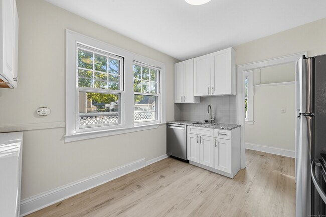 Building Photo - 89 Maplewood Ave