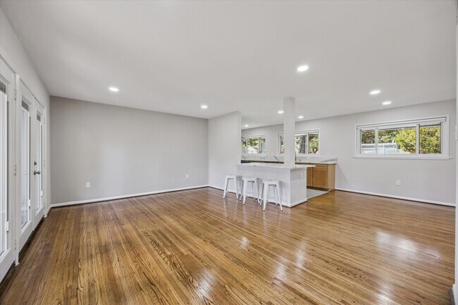 Building Photo - 8621 Bob White Dr
