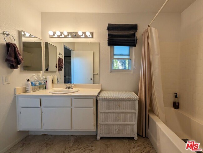 Building Photo - 430 Via Colinas