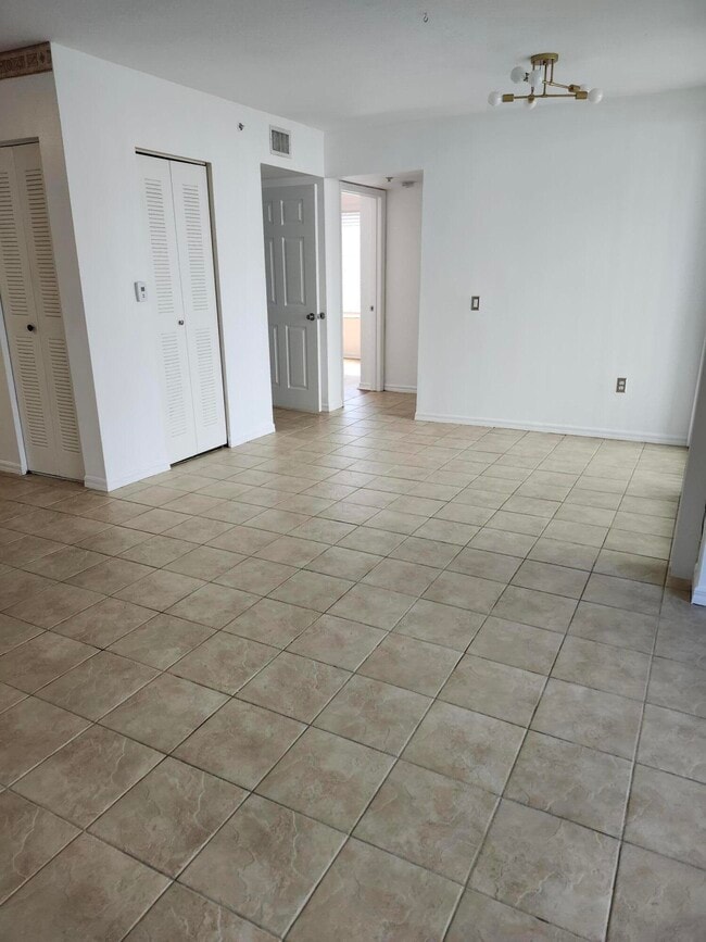 Building Photo - 802 Villa Cir