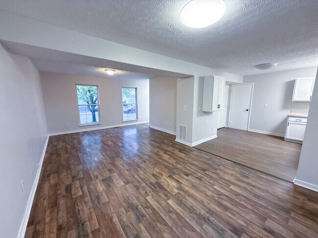 Building Photo - Spacious 3-Bed and 1.5 Home w/ Sunroom - B...