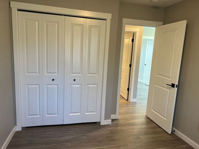 Building Photo - Newer 3 bedroom 2.5 bathroom duplex in Thu...