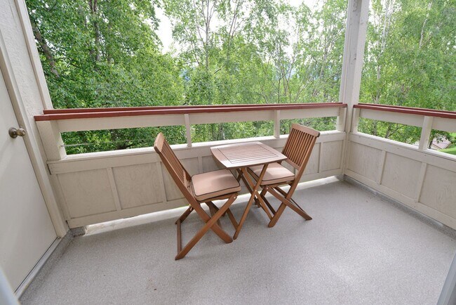 Building Photo - Convenient East Side Condo