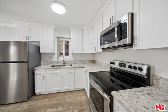 Building Photo - 7032 Lanewood Ave