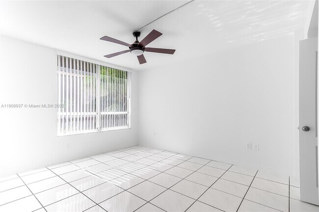 Building Photo - 2642 Collins Ave