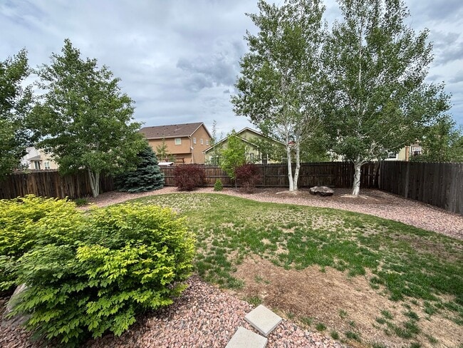 Building Photo - 5 Bedroom, 3 Bathroom Single-Family Home w...