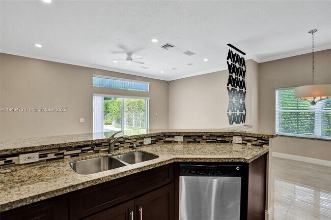 Building Photo - 1100 Chinaberry Dr