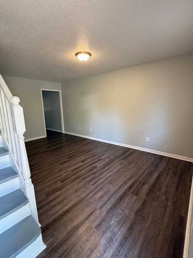 Building Photo - Cozy 2 bedroom Townhouse Close to Downton