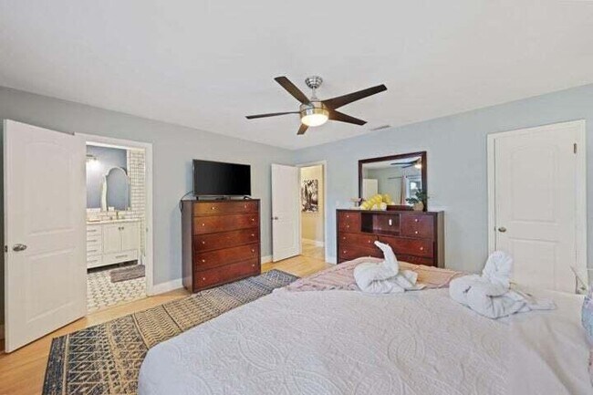 Building Photo - 513 Curlew Rd