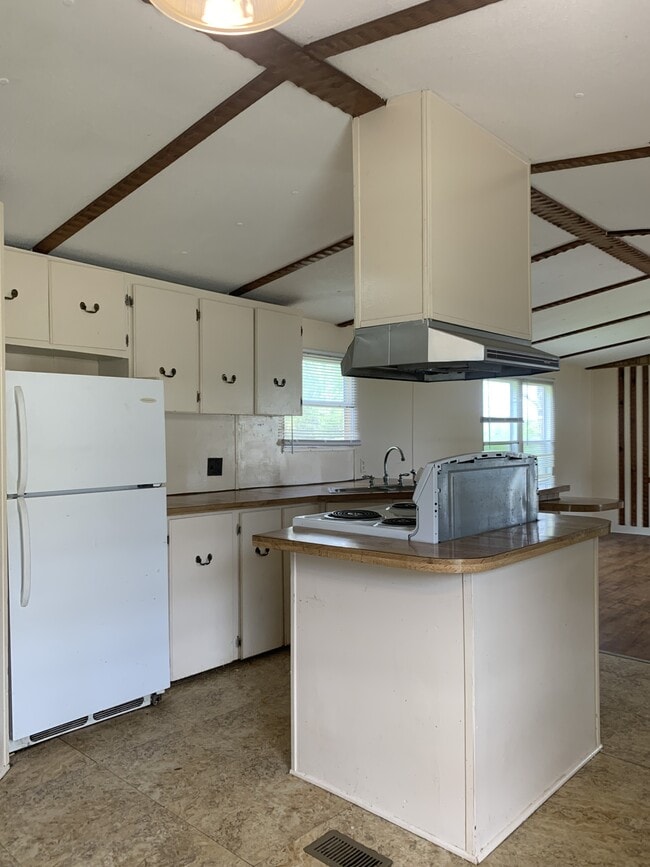 Building Photo - 1713 Roscoe Howey Rd