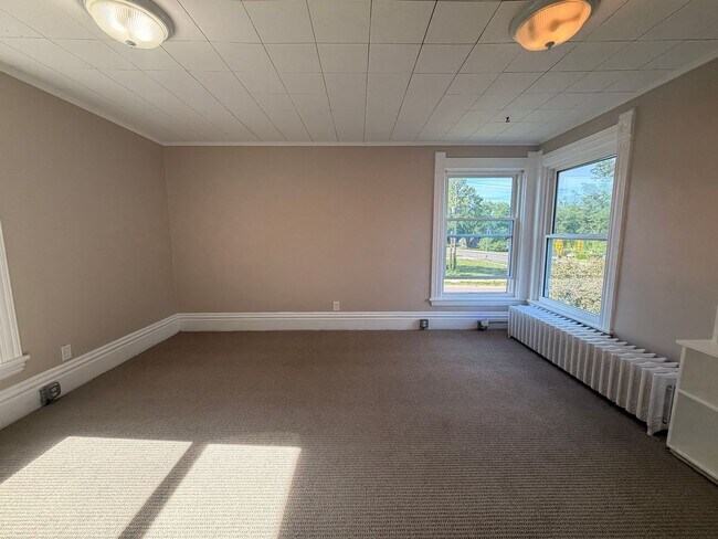 Building Photo - Two Bedroom Upper Apartment in Walker!