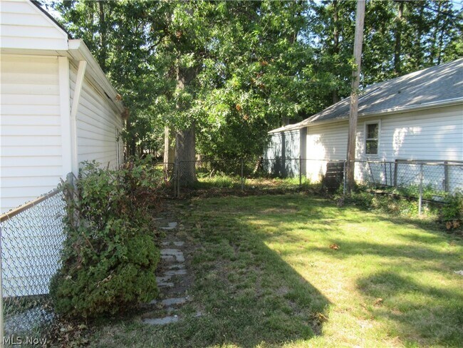 Building Photo - 29107 Fuller Ave