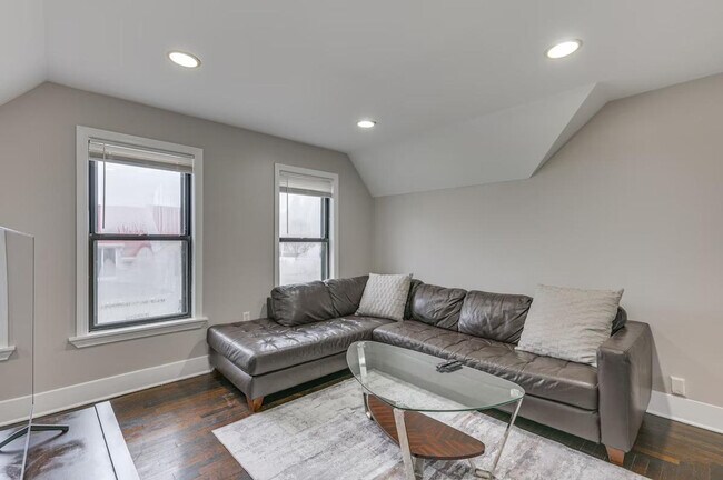 Building Photo - 467 Ferry St