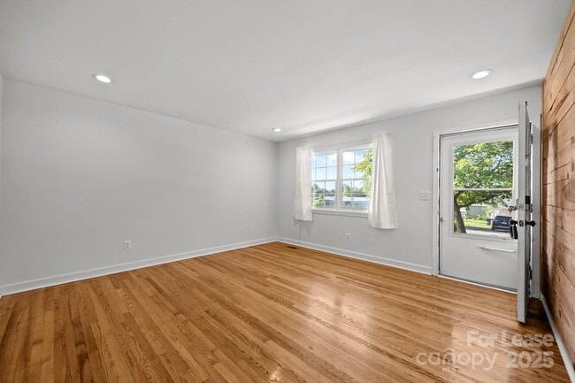 Building Photo - 136 Kent Dr