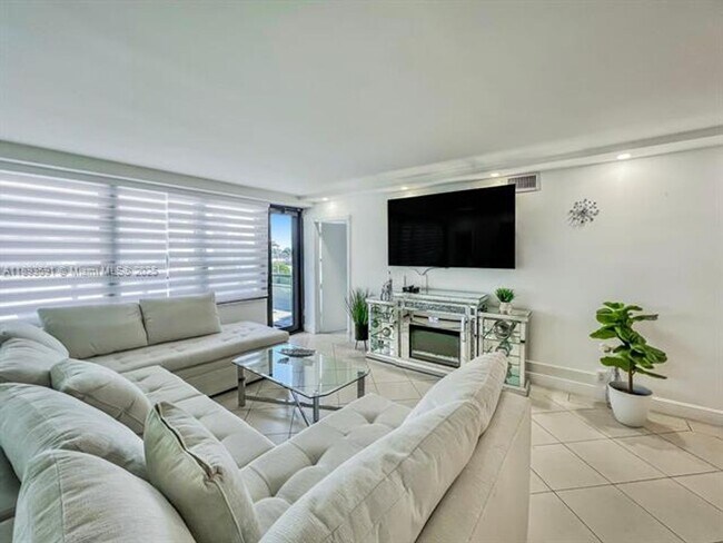 Building Photo - 5225 Collins Ave