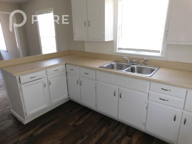 Building Photo - $200 Visa gift card with approved lease!