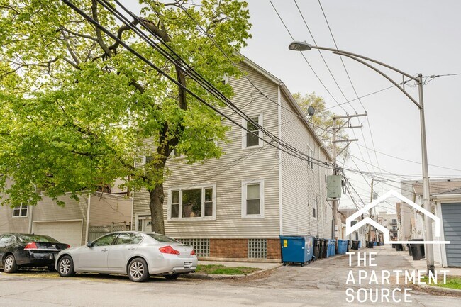 Building Photo - 3010 N Greenview Ave