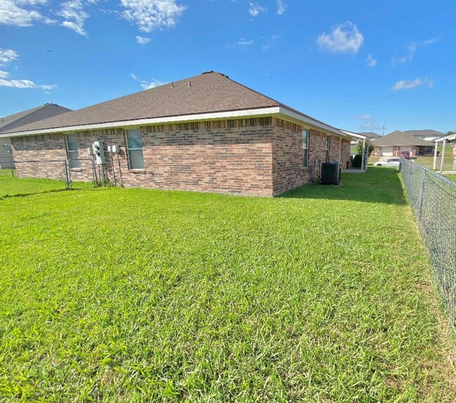 Building Photo - 2805 Alma Dr