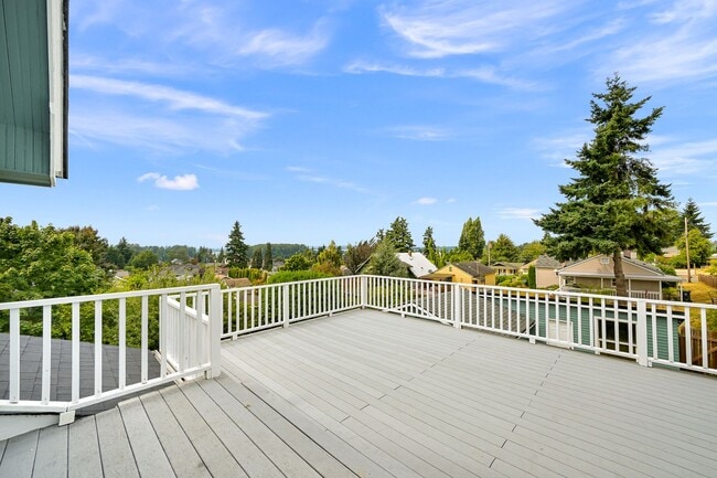 Building Photo - Large Single Family home with Bonus Room!