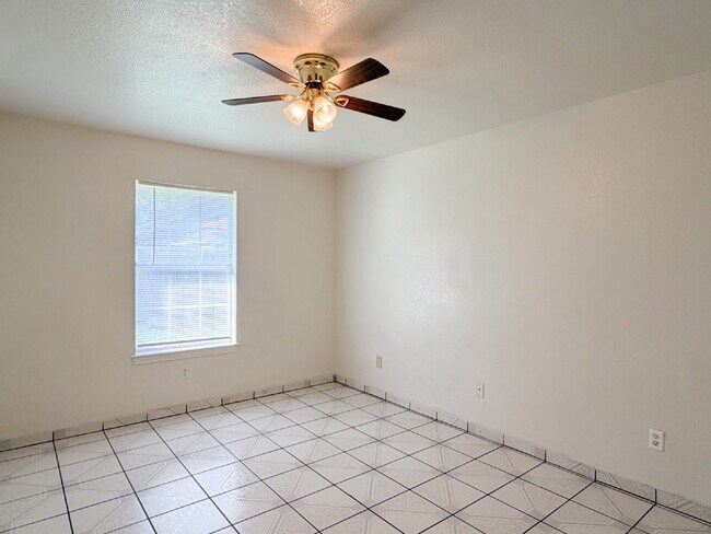 Building Photo - 3 Bedroom, 2 Bath Home in Cleburne, TX!