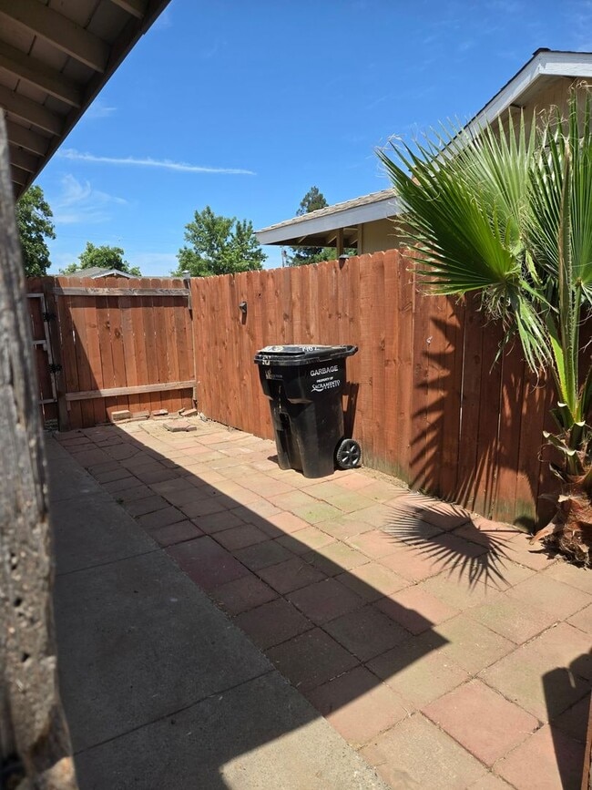 Building Photo - 7900 Loucreta Dr