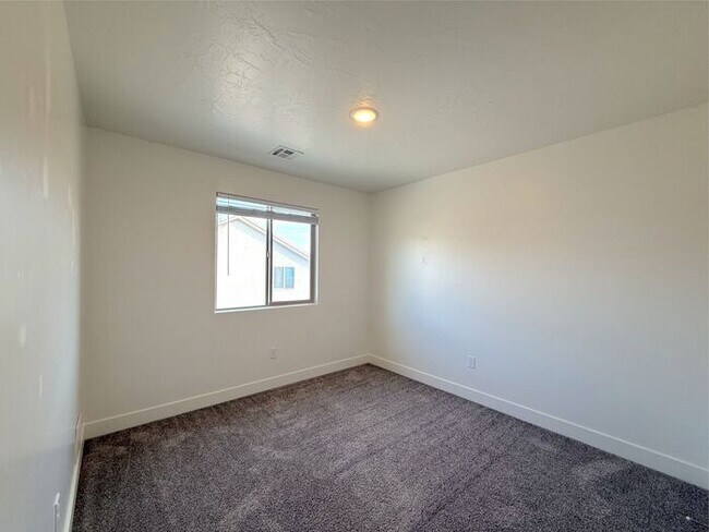 Building Photo - 4 bed, 2.5 bath home w/2 car garage