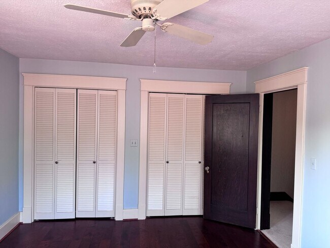 Building Photo - Historical Duplex - Spacious 3 Bedroom, 2.5 Bath Duplex with fenced in private patio.